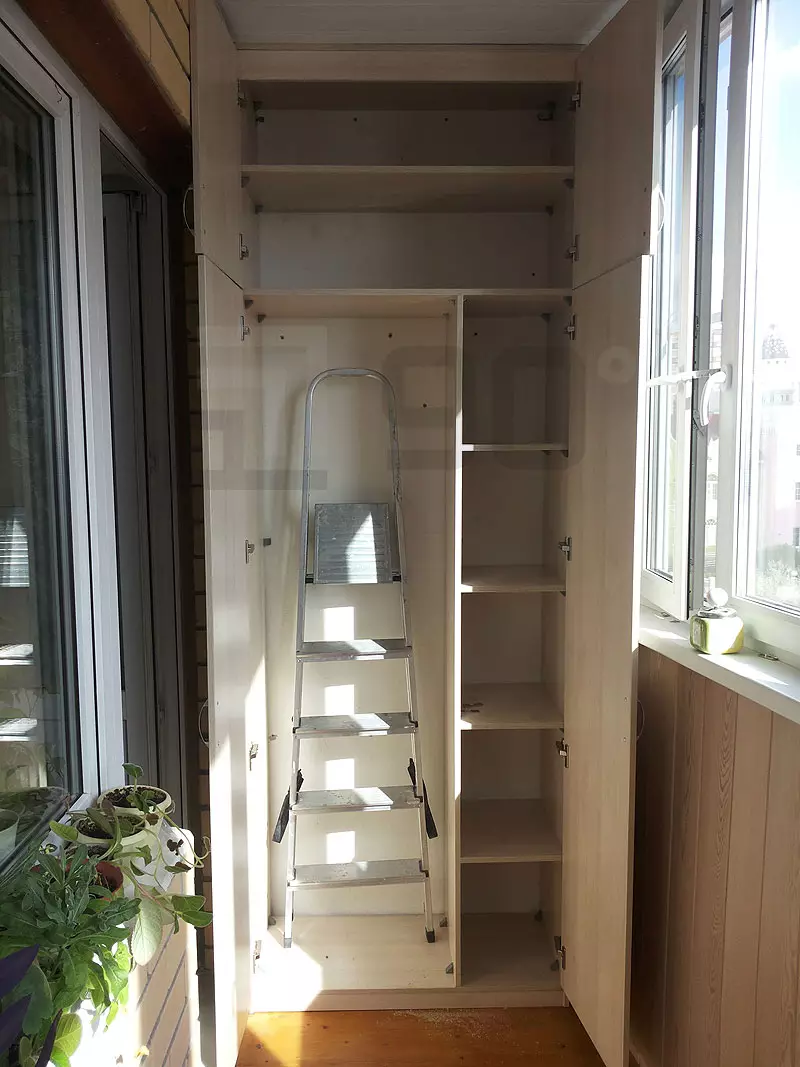 Kabinete ballkon (108 foto): Shembuj të kabineteve të ballkonit të integruar dhe plastike, ide interesante për kabinete të dizajnit me kapakët e ruleve dhe veshjen 20841_37
