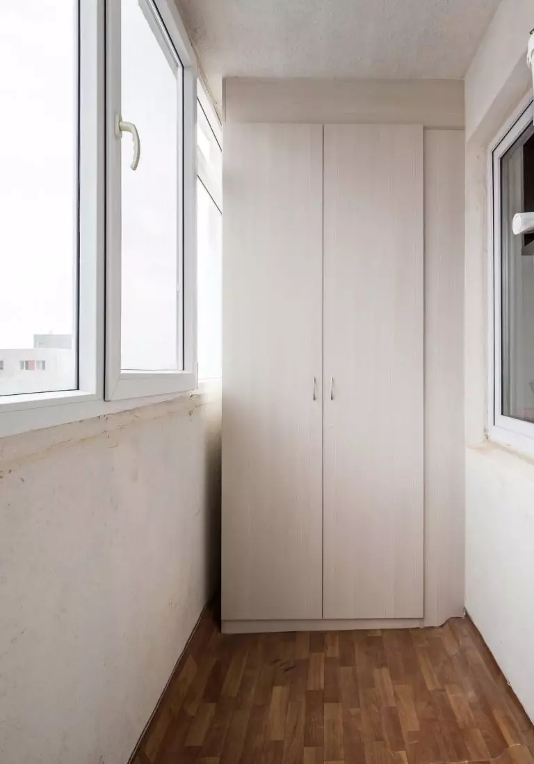 Балкон шкафлары (108 фото): урнаштырылган һәм пластик балкон шкафлары үрнәкләре, ролик ябыклар һәм ябыштыру шкафлары өчен кызыклы идеялар 20841_44