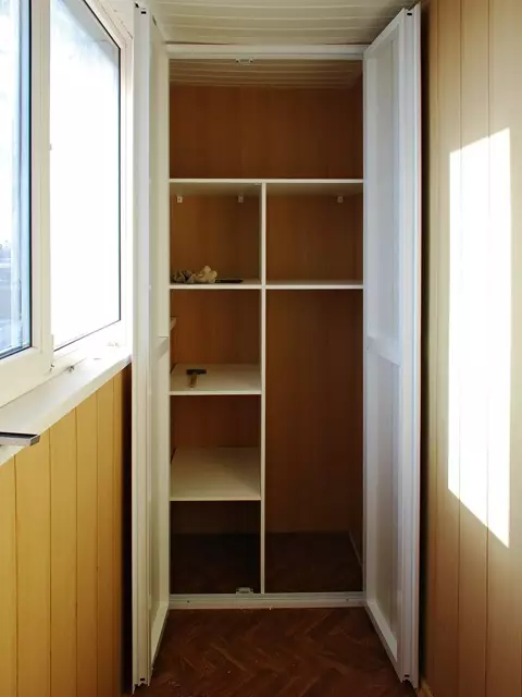 Kabinet balkoni (108 foto): Contoh kabinet balkoni terbina dalam dan plastik, idea-idea yang menarik untuk kabinet reka bentuk dengan penutup roller dan pelapisan 20841_46