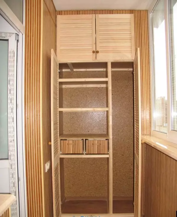 Armarios de balcón (108 fotos): Exemplos de armarios de balcón integrado e plástico, ideas interesantes para armarios de deseño con persianas e revestimentos 20841_54