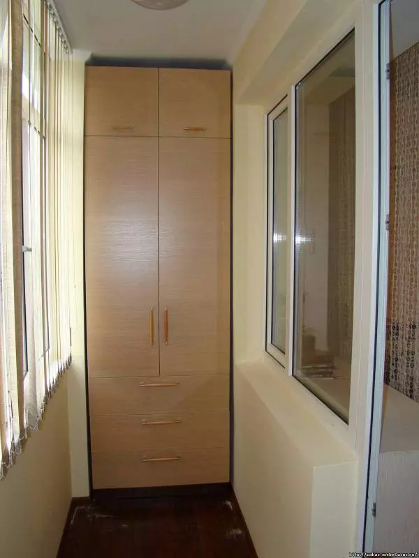 Kabinete ballkon (108 foto): Shembuj të kabineteve të ballkonit të integruar dhe plastike, ide interesante për kabinete të dizajnit me kapakët e ruleve dhe veshjen 20841_64