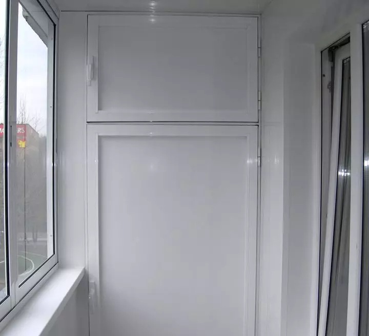 Balkonové skříně (108 fotek): Příklady vestavěných a plastových balkonových skříní, zajímavých nápadů pro designérské skříně s roletami a obklady 20841_67