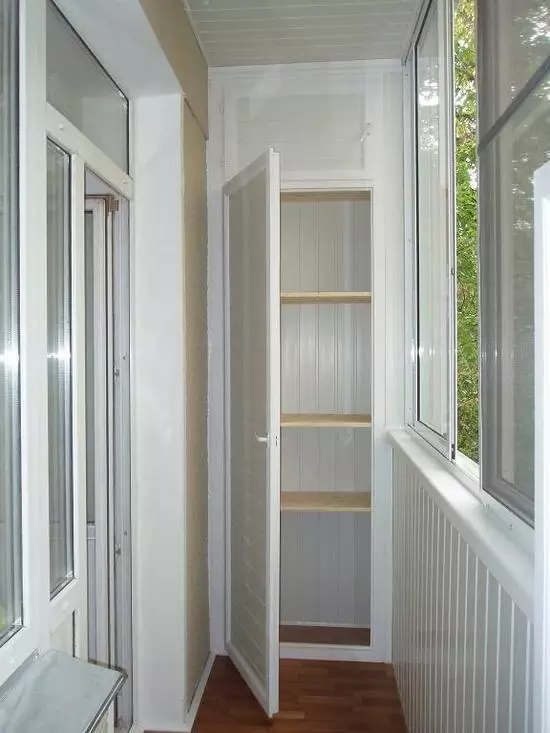 Kabinet balkoni (108 foto): Contoh kabinet balkoni terbina dalam dan plastik, idea-idea yang menarik untuk kabinet reka bentuk dengan penutup roller dan pelapisan 20841_71
