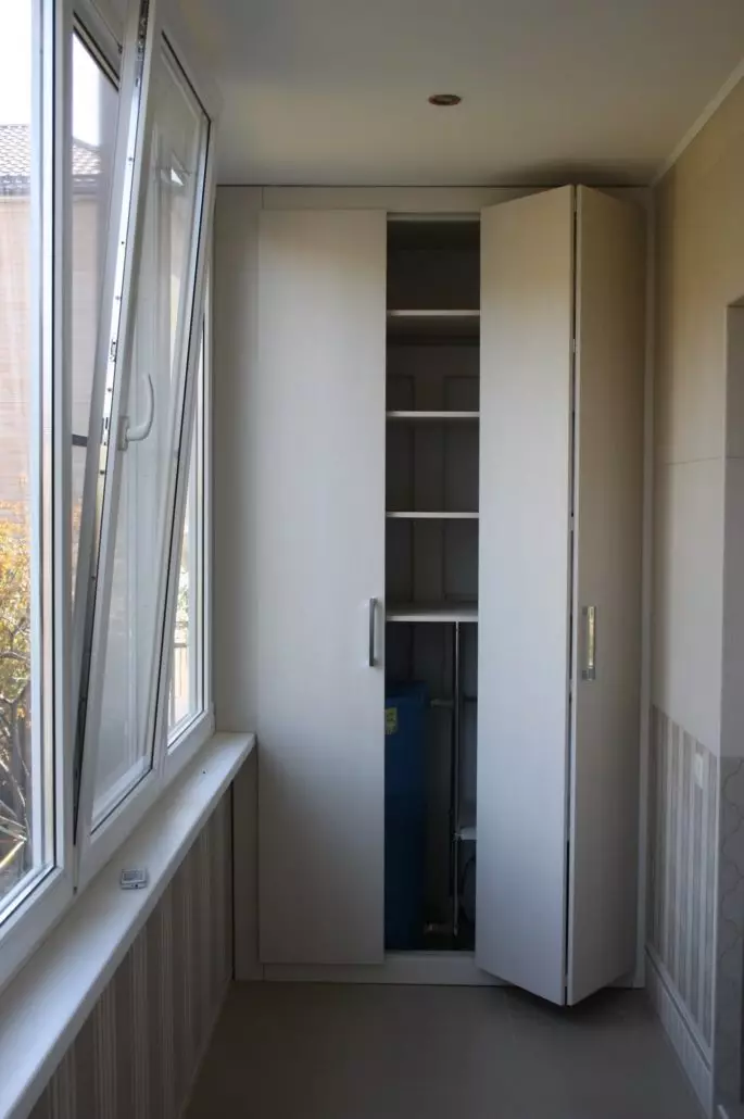 Armoires de balcon (108 photos): exemples d'armoires de balcon intégrées et plastiques, idées intéressantes pour les armoires de design avec volets roulants et revêtement 20841_77