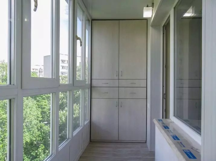 Balkono spintos (108 nuotraukos): Integruotos ir plastikinės balkonų spintos pavyzdžiai, įdomios dizaino spintos idėjos su ritininėmis žaliuzėmis ir danga 20841_86