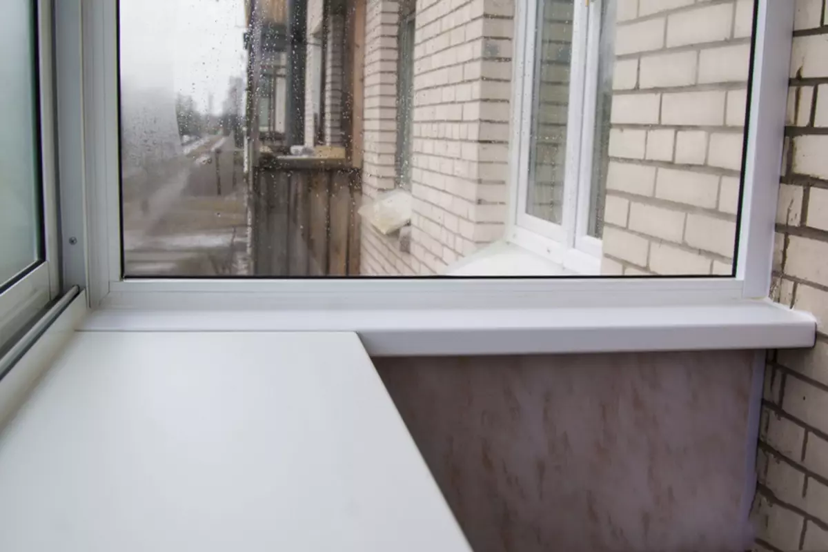 Подоконник на балконе на окно. Подоконник на балконе пластиковый. Подоконник для пластиковых окон на балкон. Узкий подоконник на балконе. Монтаж подоконника на балконе.