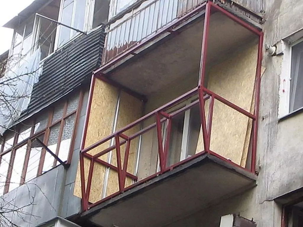 Glasering av balkonger med borttagning: varm och kall glasering av loggier med borttagning av vindrutan. Fjärrglas med borttagning med kön för att öka området 20842_24
