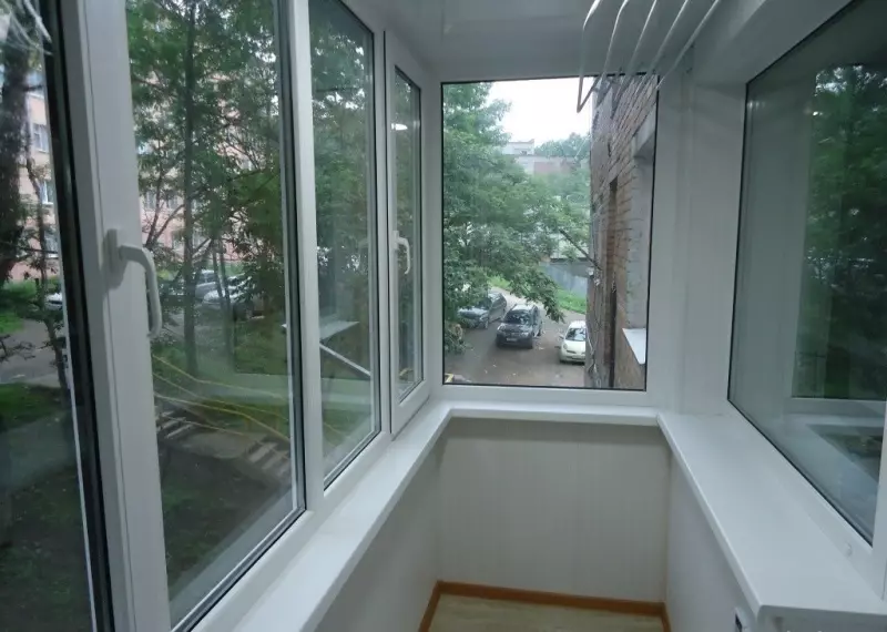 Calent i balcó semi-temperatura: què és i quina és la diferència amb vidre fred? Com reemplaçar façana vidre per a l'escalfament? 20843_12