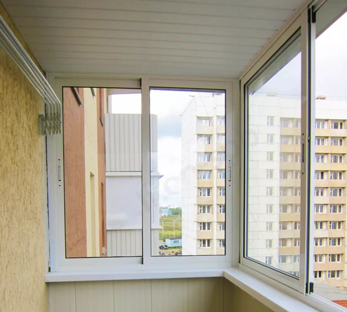 Calent i balcó semi-temperatura: què és i quina és la diferència amb vidre fred? Com reemplaçar façana vidre per a l'escalfament? 20843_13