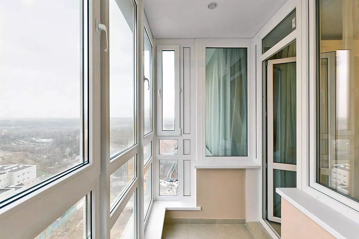 Calent i balcó semi-temperatura: què és i quina és la diferència amb vidre fred? Com reemplaçar façana vidre per a l'escalfament? 20843_14