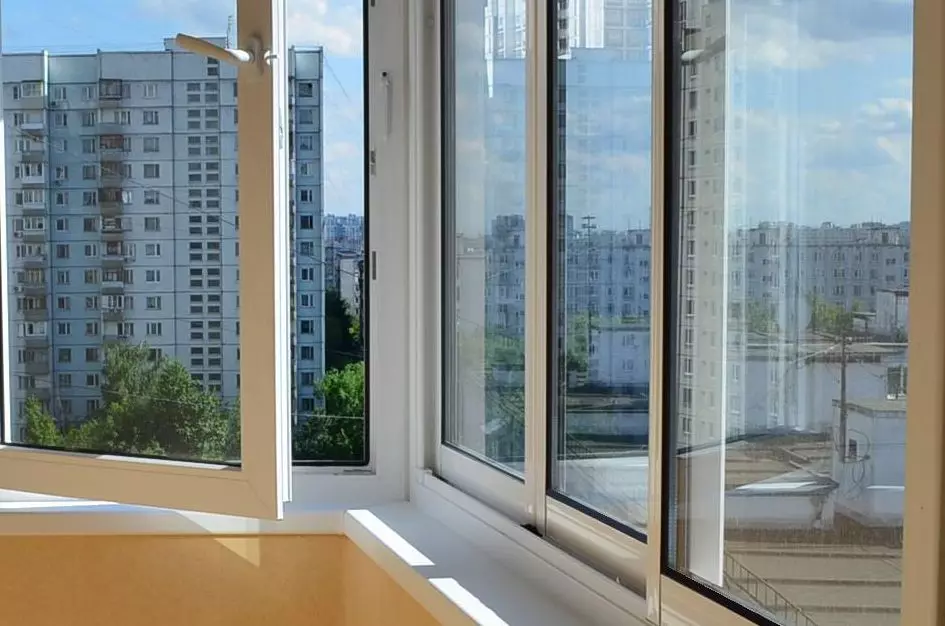 Calent i balcó semi-temperatura: què és i quina és la diferència amb vidre fred? Com reemplaçar façana vidre per a l'escalfament? 20843_17