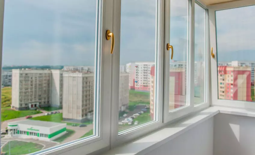 Calent i balcó semi-temperatura: què és i quina és la diferència amb vidre fred? Com reemplaçar façana vidre per a l'escalfament? 20843_3