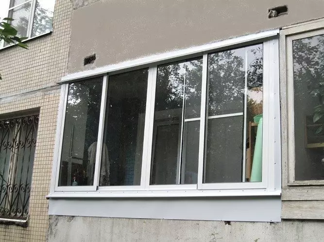 Calent i balcó semi-temperatura: què és i quina és la diferència amb vidre fred? Com reemplaçar façana vidre per a l'escalfament? 20843_5