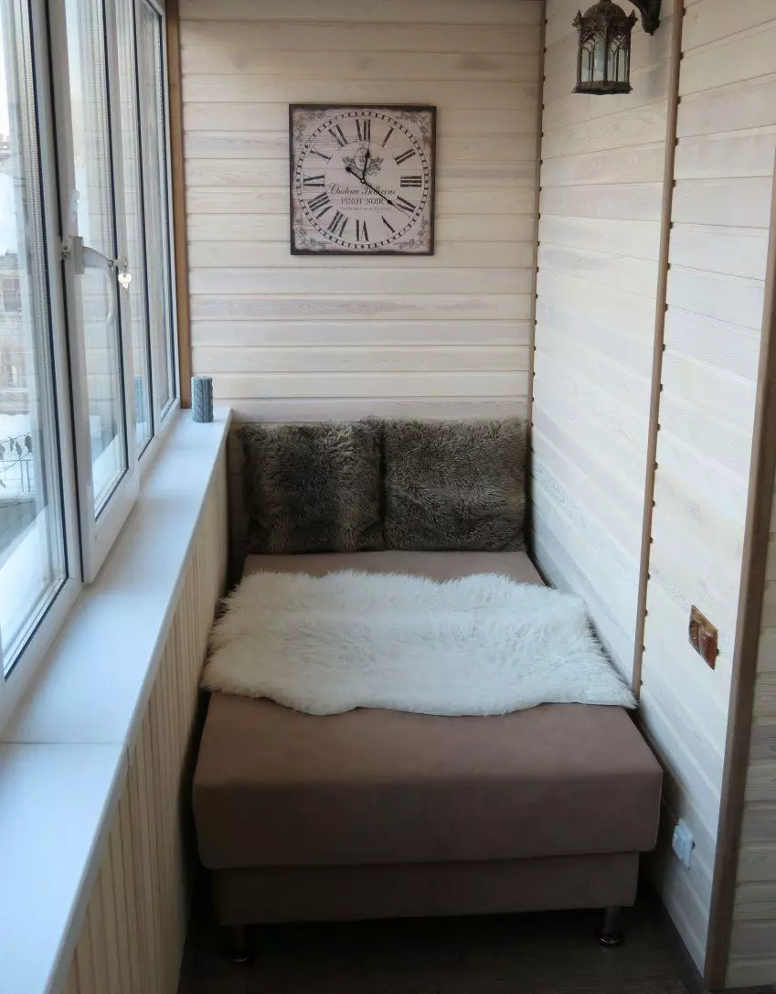 Dīvāni balkoniem un lodžijām (65 fotogrāfijas): pārskats par maziem dīvāniem ar uzglabāšanas kastes, izvēlieties stūra dīvāni ar guļamvietu, balkona dizains ar šauru locīšanas mini dīvānu 20846_13