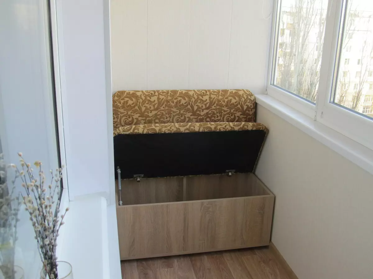 Canapele pentru balcoane și loggii (65 poze): Revizuirea canapelelor mici cu cutii de depozitare, alegeți canapele de colț cu loc de dormit, design balcon cu o canapea de mini pliabilă îngustă 20846_15