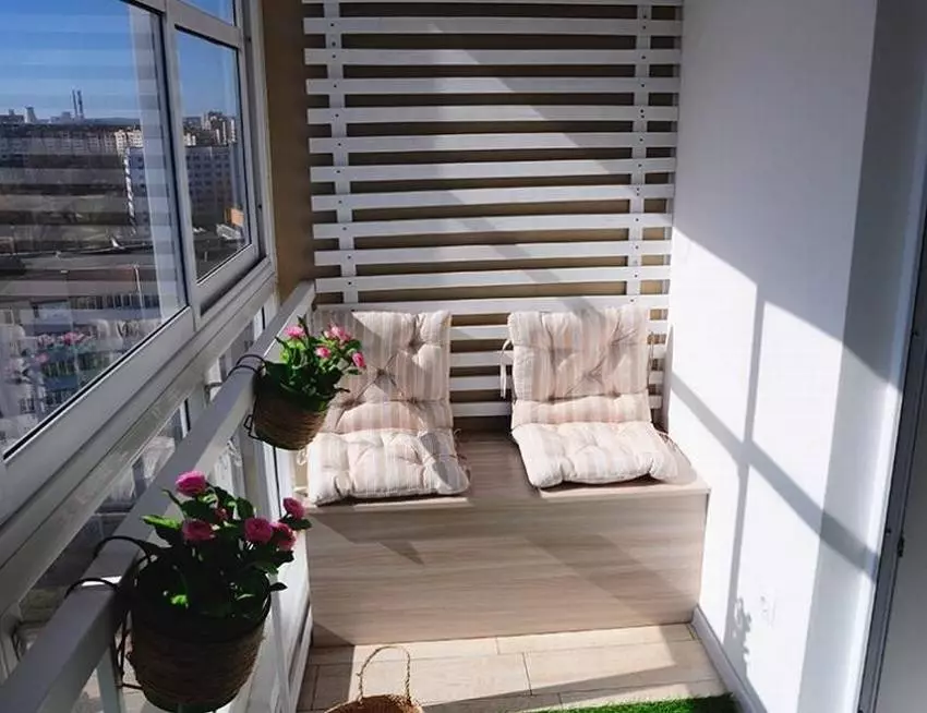 Dīvāni balkoniem un lodžijām (65 fotogrāfijas): pārskats par maziem dīvāniem ar uzglabāšanas kastes, izvēlieties stūra dīvāni ar guļamvietu, balkona dizains ar šauru locīšanas mini dīvānu 20846_19