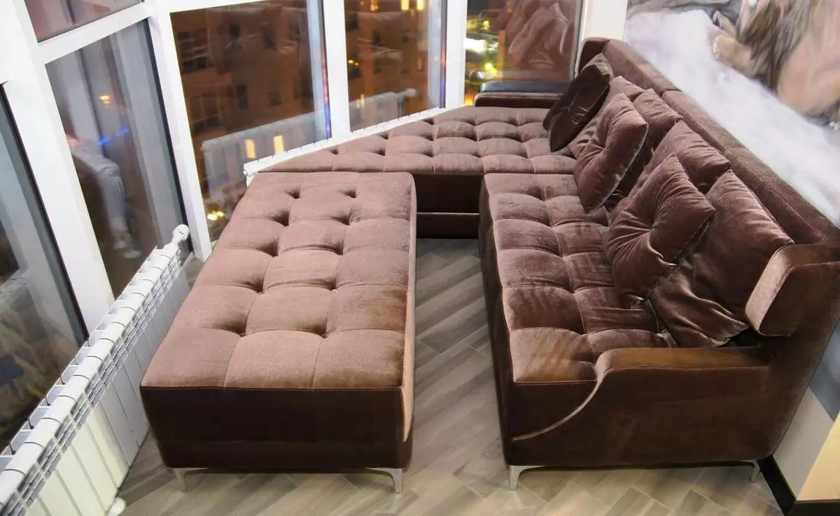 Sofas për ballkone dhe loggias (65 foto): Rishikimi i sofave të vogla me kuti magazinimi, zgjidhni sofas qoshe me vendin e fjetur, dizajn ballkon me divan të ngushtë mini 20846_21