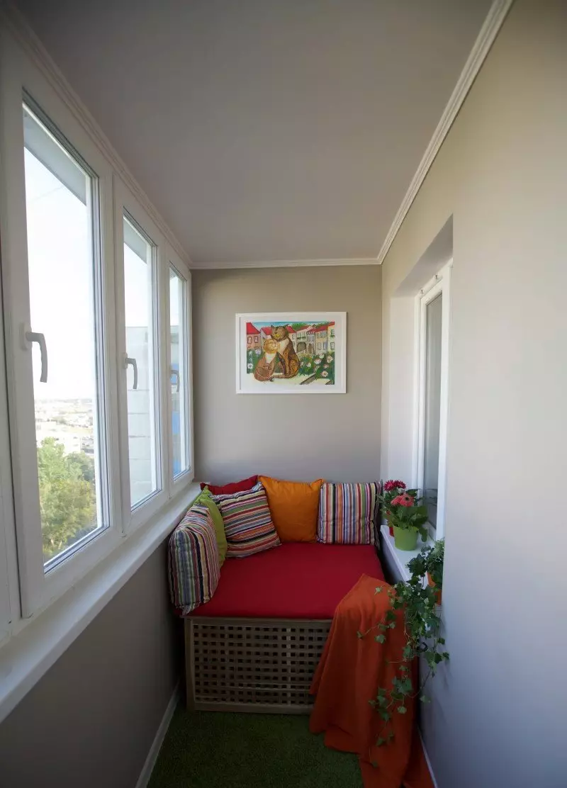 Dīvāni balkoniem un lodžijām (65 fotogrāfijas): pārskats par maziem dīvāniem ar uzglabāšanas kastes, izvēlieties stūra dīvāni ar guļamvietu, balkona dizains ar šauru locīšanas mini dīvānu 20846_40