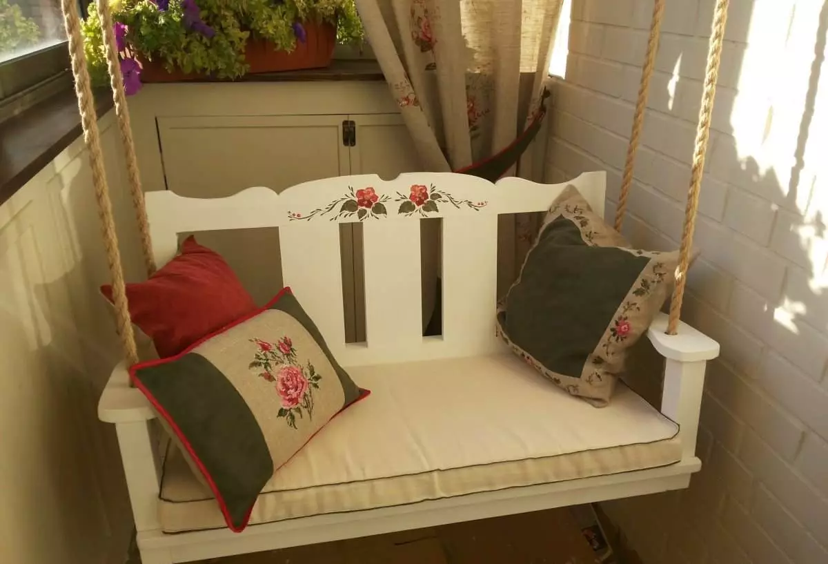 الأرائك والشرفات لوجيا (65 صور): استعراض أريكة صغيرة مع صناديق التخزين، واختيار أريكة الزاوية مع مكان النوم، وتصميم شرفة قابلة للطي مع ضيق أريكة صغيرة 20846_43