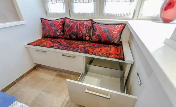 Sofas për ballkone dhe loggias (65 foto): Rishikimi i sofave të vogla me kuti magazinimi, zgjidhni sofas qoshe me vendin e fjetur, dizajn ballkon me divan të ngushtë mini 20846_55