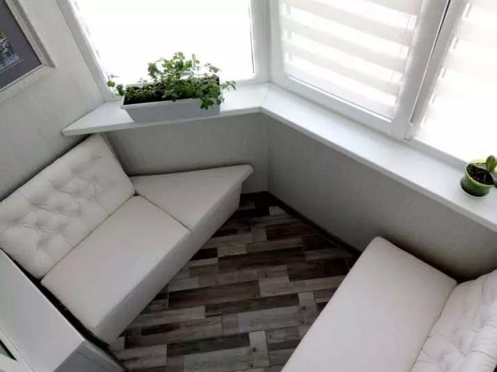 Sofas për ballkone dhe loggias (65 foto): Rishikimi i sofave të vogla me kuti magazinimi, zgjidhni sofas qoshe me vendin e fjetur, dizajn ballkon me divan të ngushtë mini 20846_58