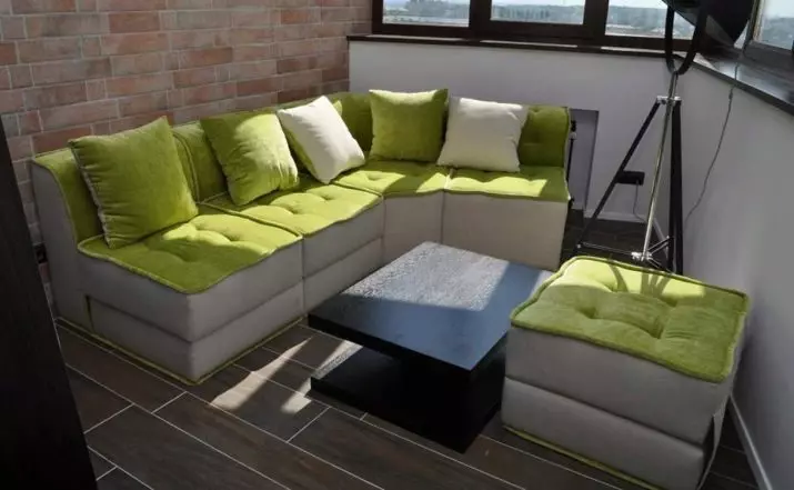 Sofas për ballkone dhe loggias (65 foto): Rishikimi i sofave të vogla me kuti magazinimi, zgjidhni sofas qoshe me vendin e fjetur, dizajn ballkon me divan të ngushtë mini 20846_60