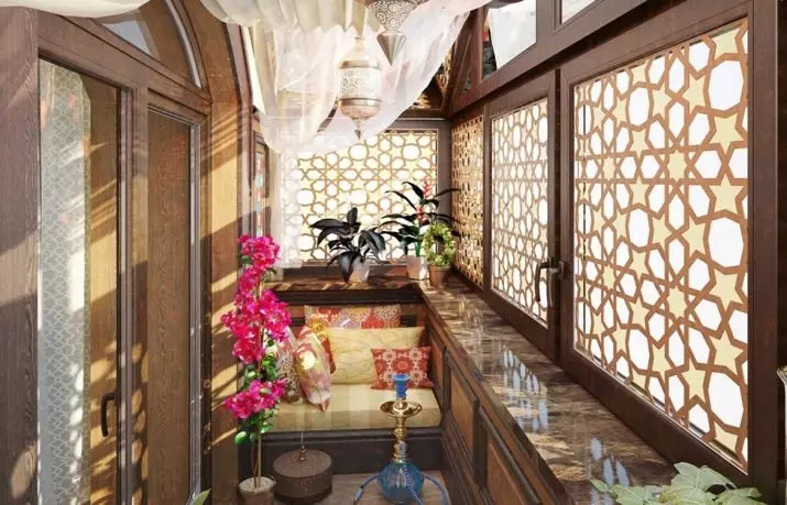 Sofas na Balconies da Loggias (65 Photos): Sake nazarin ƙananan sofas tare da akwatunan ajiya, ƙirar sansanin tare da kunkuntar mini Toppi 20846_61