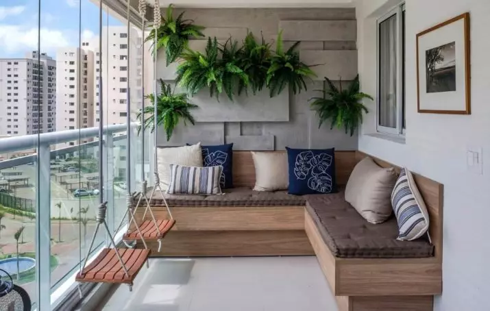Dīvāni balkoniem un lodžijām (65 fotogrāfijas): pārskats par maziem dīvāniem ar uzglabāšanas kastes, izvēlieties stūra dīvāni ar guļamvietu, balkona dizains ar šauru locīšanas mini dīvānu 20846_62