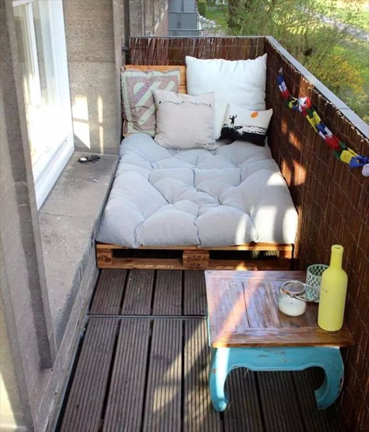 Sofa's voor balkons en loggias (65 foto's): Kleine banken met opbergdozen, kies een hoekbanken met slaapplaats, balkonontwerp met smalle vouwen mini-sofa 20846_64