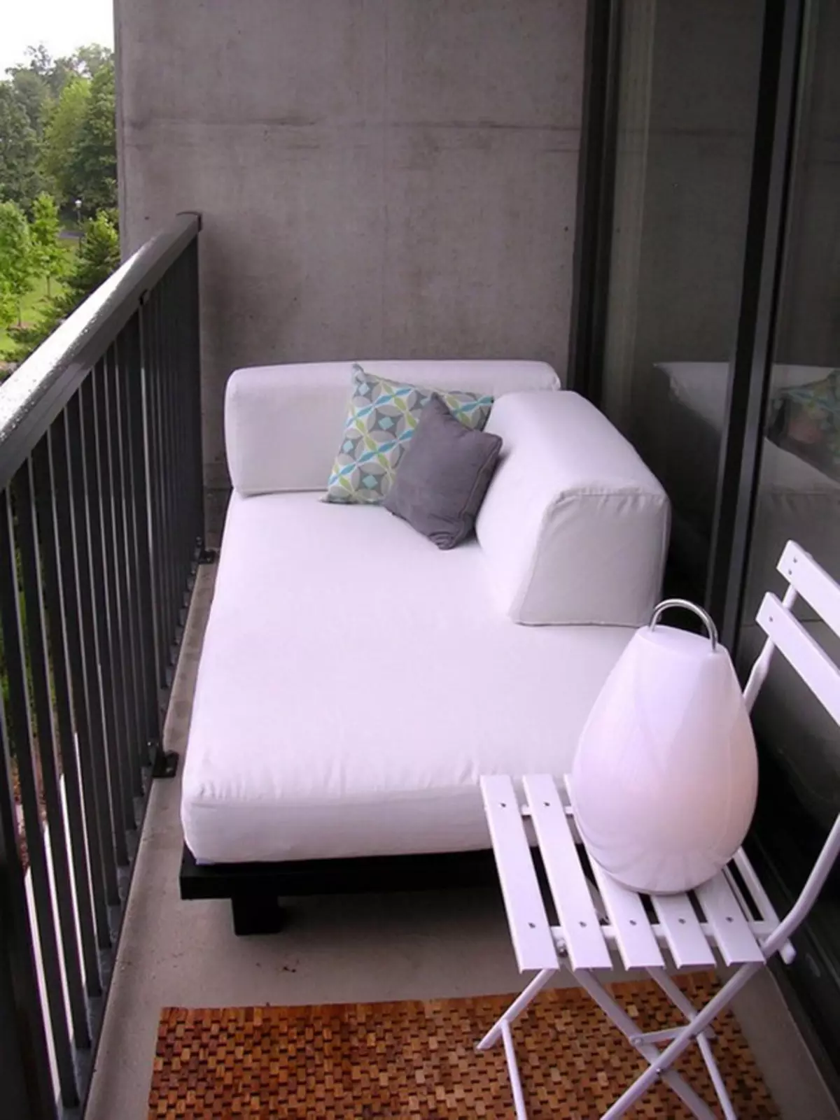 Sofàs de balcons i terrasses (65 fotos): Revisió dels sofàs petits amb caixes d'emmagatzematge, triar sofàs de la cantonada amb el lloc per dormir, el disseny de mini balcó amb sofà plegable estreta 20846_65
