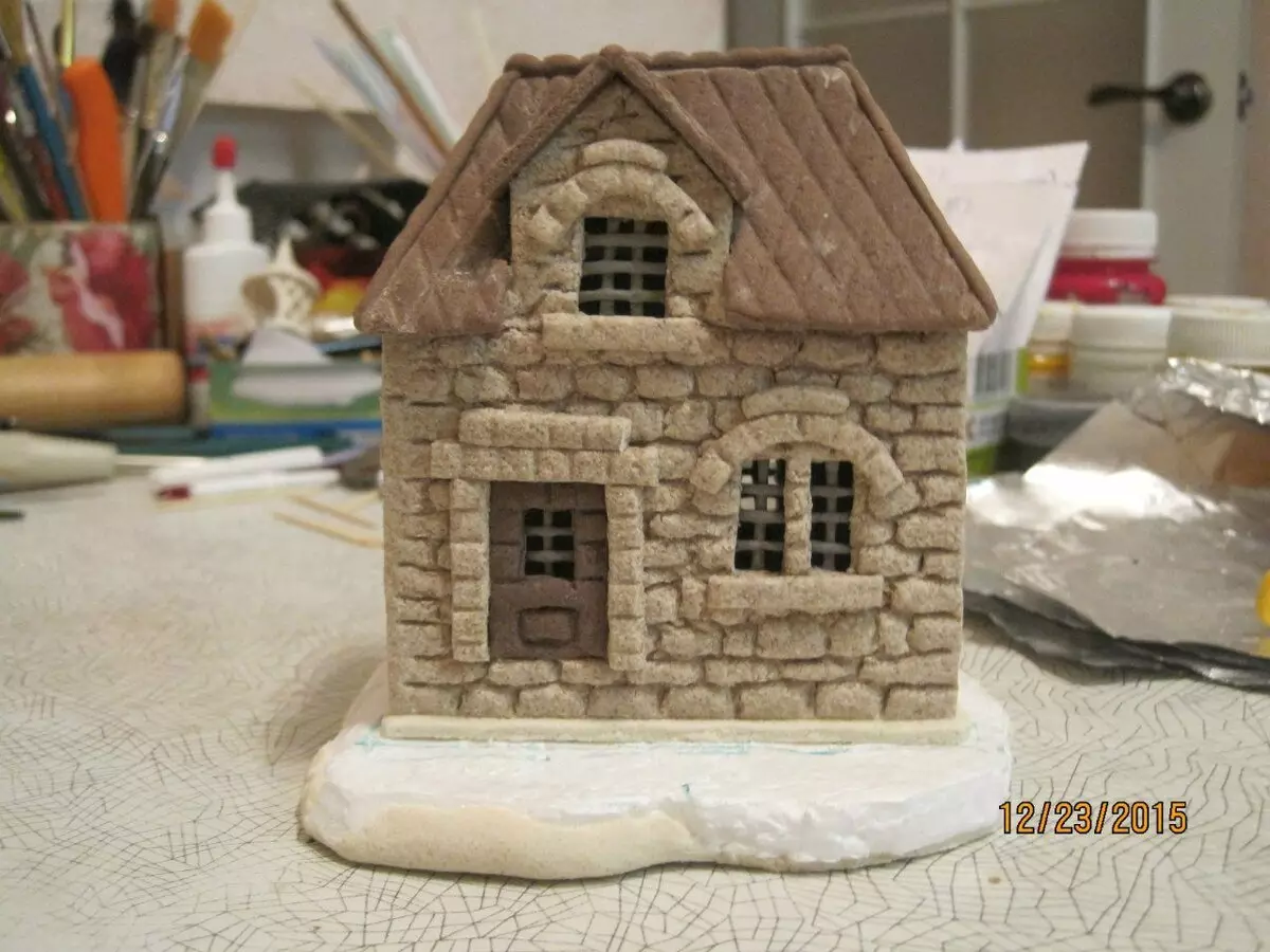 Shtëpi Candlestick: Balta qeramike, brumë kripë dhe kek me xhenxhefil, letër dhe metal, prej druri dhe të tjera. Si të bëni duart tuaja? 20852_11