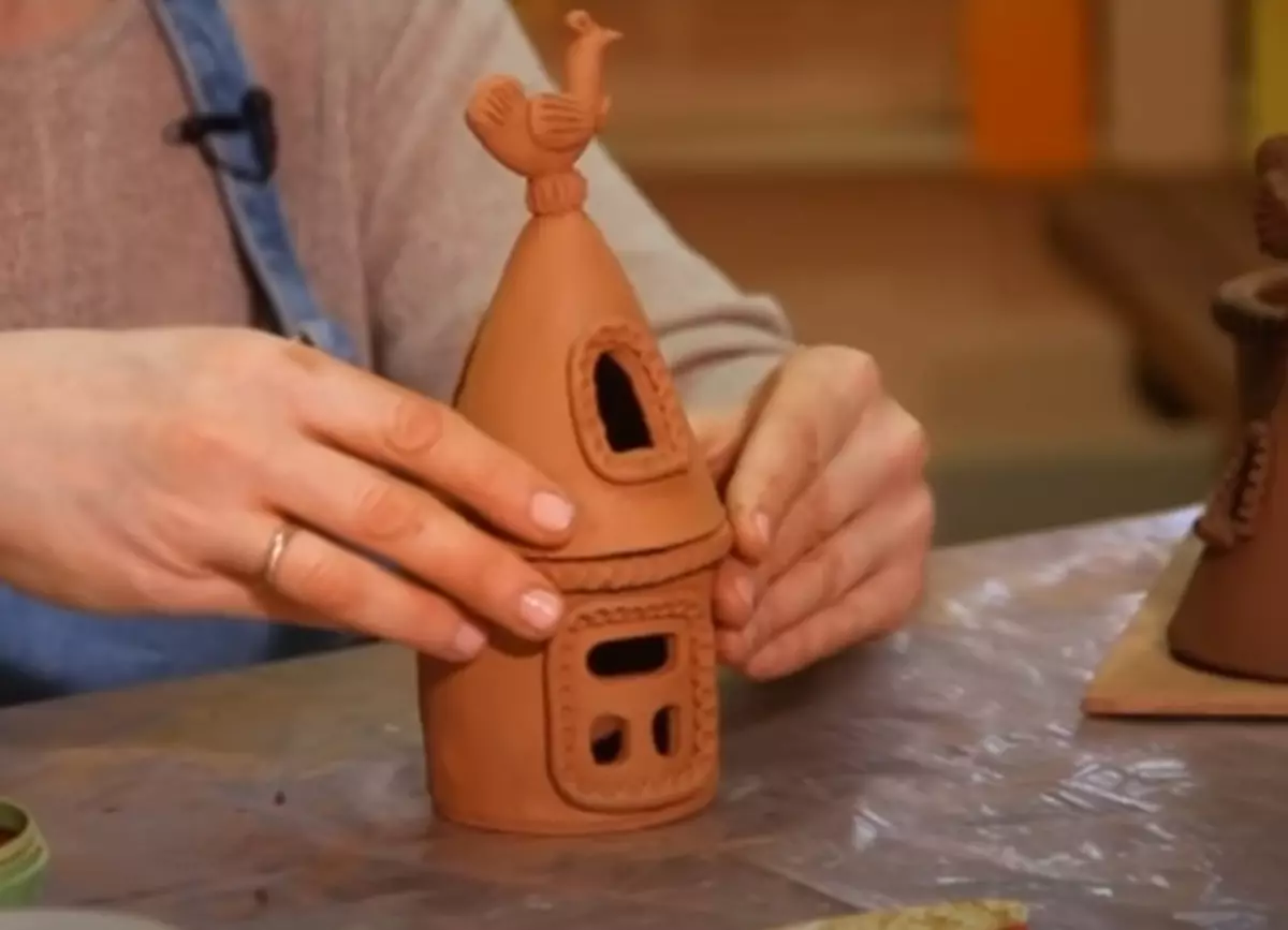 Candlestick-House: arxila de cerámica, masa de sal e xenxibre, papel e metal, madeira e outros. Como facer as túas propias mans? 20852_27