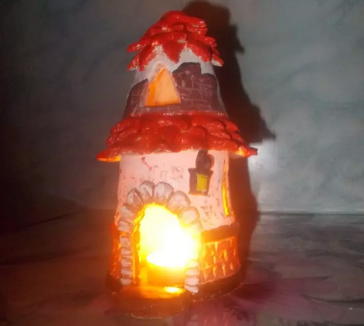 Candlestick-House: arxila de cerámica, masa de sal e xenxibre, papel e metal, madeira e outros. Como facer as túas propias mans? 20852_35