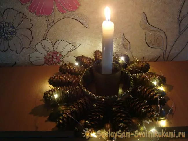 Candlestick iz stožcev: Kako narediti sami za novo leto? Glavni razredi po korakih božičnih svečnikov iz borovcev in jelk, oblikovalskih obrti 20855_30