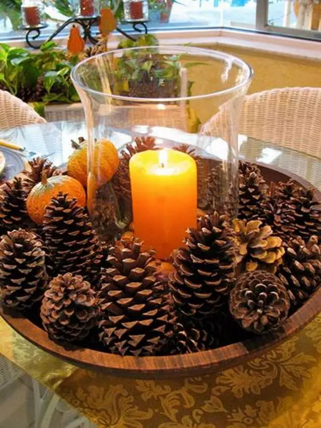 Candlestick iz stožcev: Kako narediti sami za novo leto? Glavni razredi po korakih božičnih svečnikov iz borovcev in jelk, oblikovalskih obrti 20855_31
