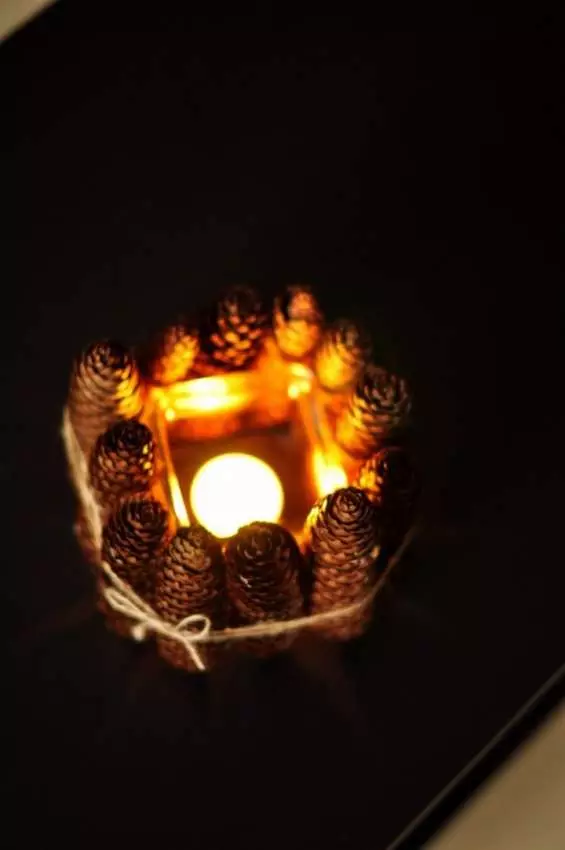 Cones માંથી Candlestick: નવા વર્ષ માટે તેને કેવી રીતે બનાવવું? પાઈન કોન્સ અને ફિર, ડિઝાઇન હસ્તકલામાંથી ક્રિસમસ Candlesticks ના પગલું દ્વારા પગલું માસ્ટર વર્ગો 20855_32