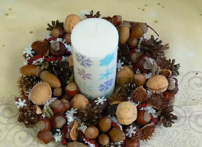 Candlestick iz stožcev: Kako narediti sami za novo leto? Glavni razredi po korakih božičnih svečnikov iz borovcev in jelk, oblikovalskih obrti 20855_41