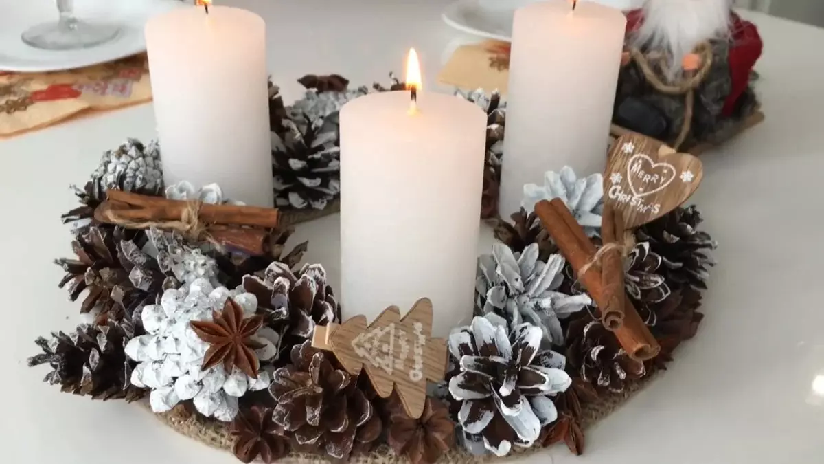 Candlestick iz stožcev: Kako narediti sami za novo leto? Glavni razredi po korakih božičnih svečnikov iz borovcev in jelk, oblikovalskih obrti 20855_44