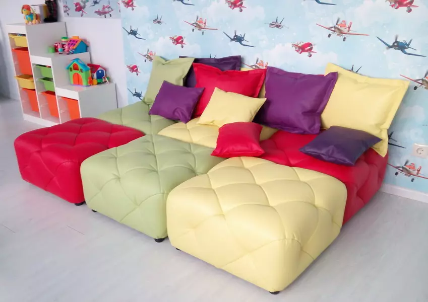 Ghế sofa cho thanh thiếu niên (63 ảnh): Mô hình gấp trong phòng trẻ em có nệm chỉnh hình và đơn giản, đơn và góc, ottoman và đi văng 20873_41