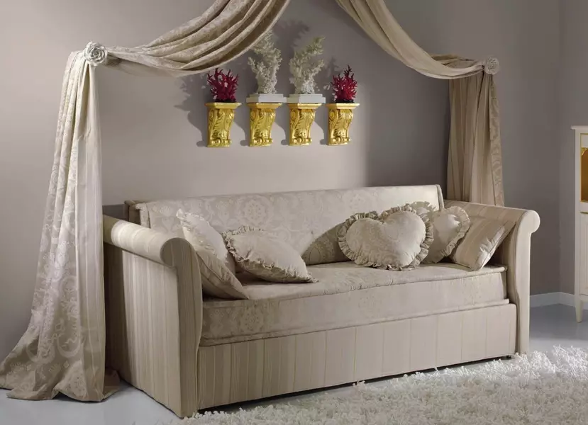 Sofas maka ndị na-eto eto (63 foto): Mpempe akwụkwọ na-apụta n'ime ụlọ ụmụaka nwere matratic na nke dị mfe, na-alụbeghị di ma ọ bụ na ihe ndina 20873_51