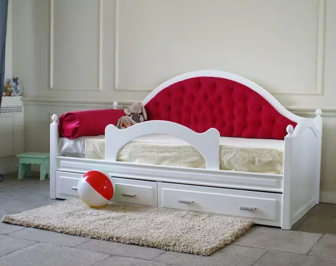 katil sofa kanak-kanak perempuan (35 gambar): Pilih di dalam bilik kanak-kanak perempuan berumur 7, 10 tahun dan umur yang lain, lembut, merah jambu, dengan laci dan sofa lain katil 20874_28