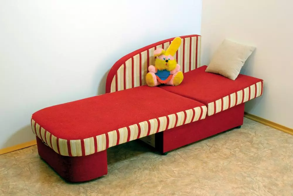 Детская диван кровать от года. Детский диван-кровать. Маленький детский диванчик. Детский диванчик с бортиками. Диван детский с бортиками.