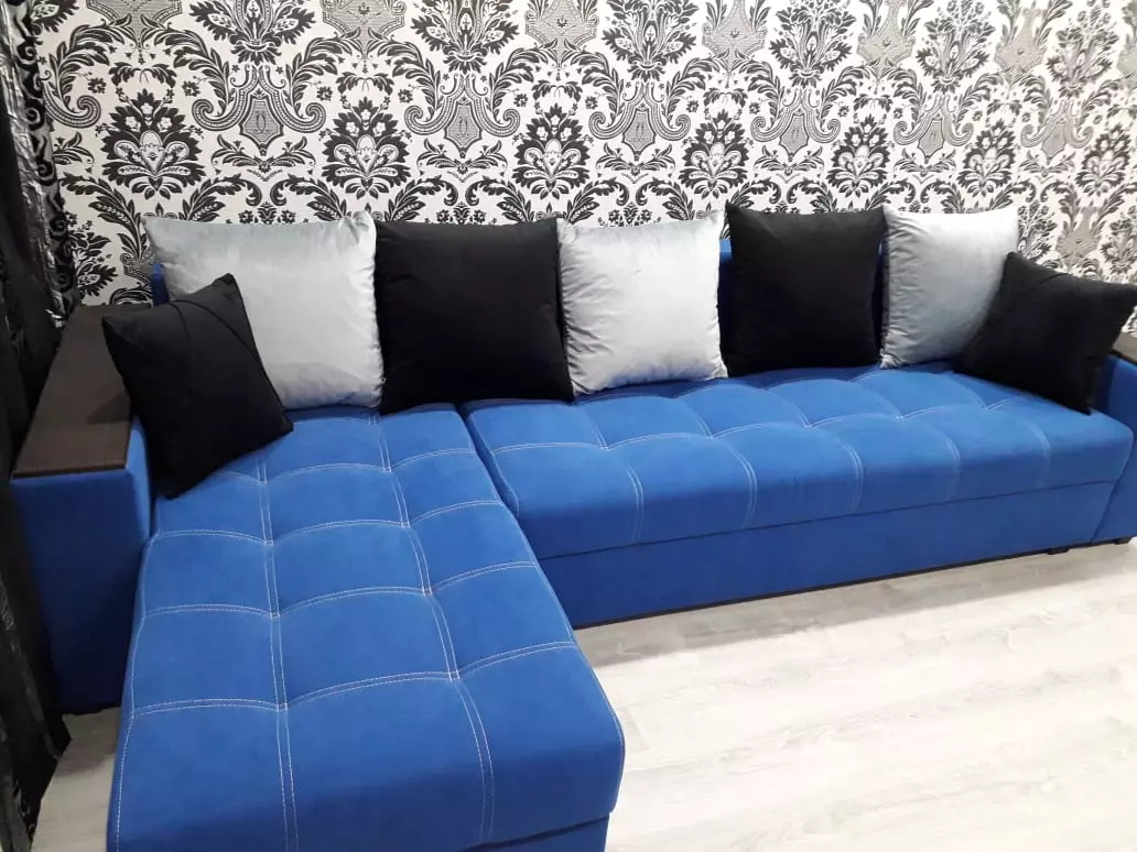 Camas de sofás de canto (51 fotos): Modelos de dobramento grandes e pequenos para uso cotián, cun bar e sen el, tamaños 20880_45