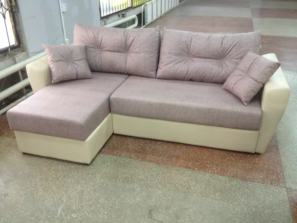 Sofa sudut dengan Ottoman (32 foto): Tinjauan model lipat tanpa sandaran tangan dan lainnya, dimensi dan akomodasi di interior. Bagaimana cara memilih opsi yang bagus? 20881_2