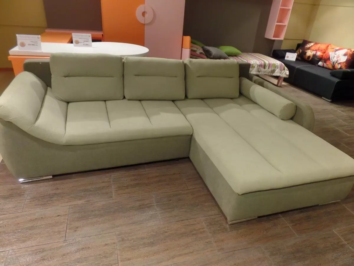 Sofa sudut dengan Ottoman (32 foto): Tinjauan model lipat tanpa sandaran tangan dan lainnya, dimensi dan akomodasi di interior. Bagaimana cara memilih opsi yang bagus? 20881_3