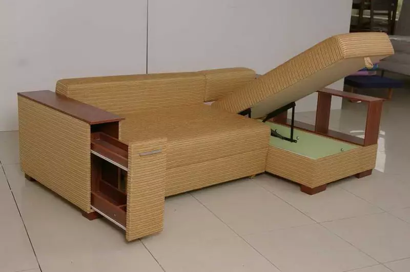 Lipat Sofa Angular (48 foto): Tinjauan umum model besar dan kompak dengan panjang 180 cm dan ukuran lainnya. Bagaimana cara memposisikan? 20889_26