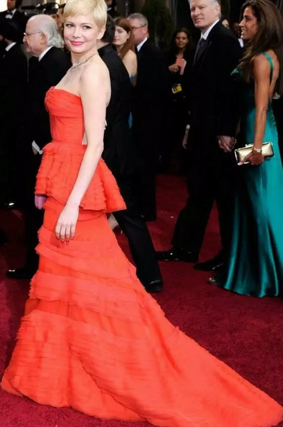 बास्क और लूप के साथ लाल बस्टियर ड्रेस