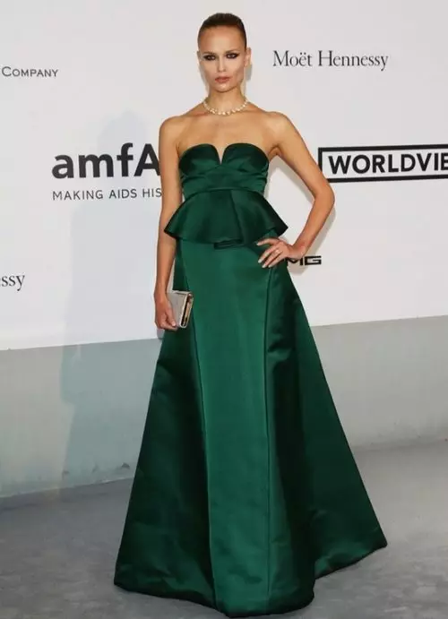 Longue robe verte avec jupe basque et luxuriante