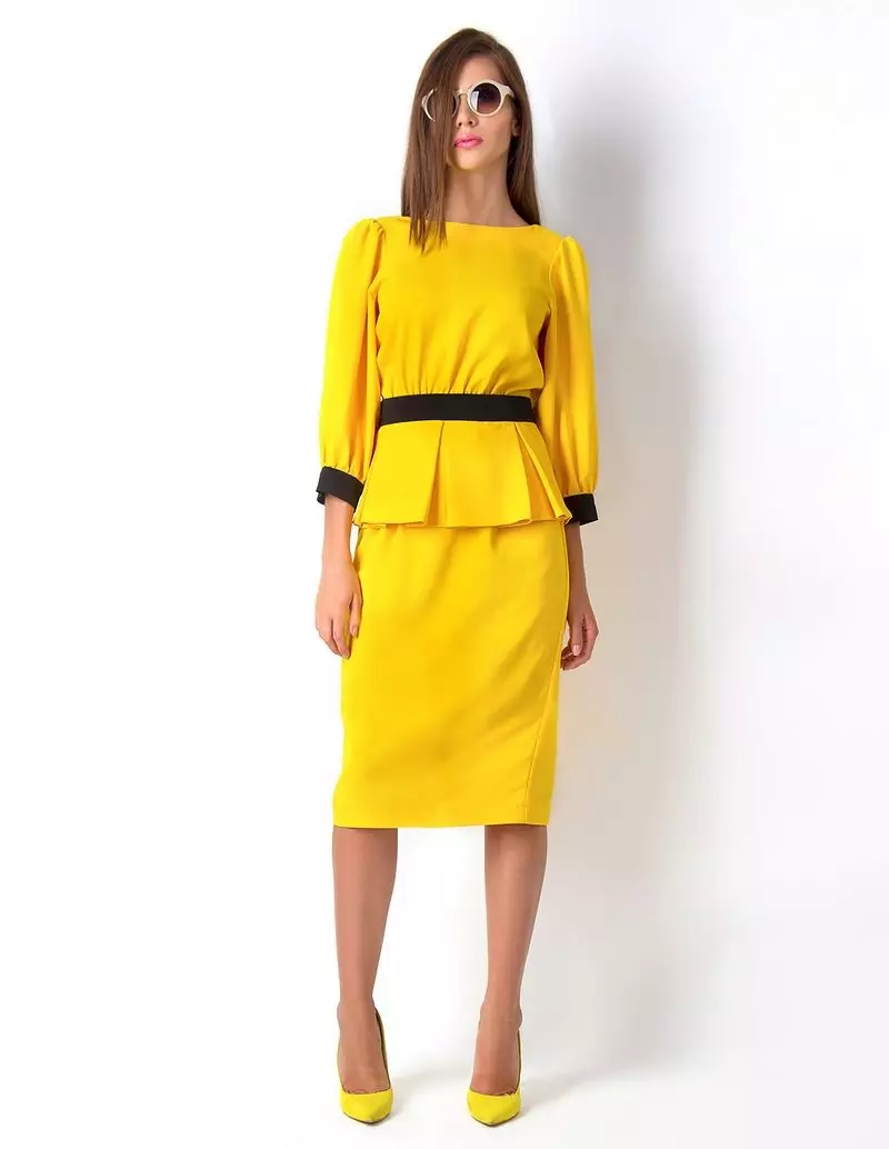 बास्क के साथ उज्ज्वल पीला मिडी लंबाई पोशाक