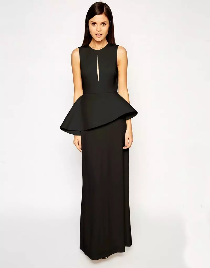 Lang svart kjole med asymmetrisk bad